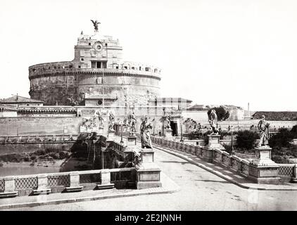 Fotografia d'annata del XIX secolo: Il Mausoleo di Adriano, noto in genere come Castel Sant'Angelo, è un imponente edificio cilindrico situato nel Parco Adriano, a Roma. Fu inizialmente commissionato dall'imperatore romano Adriano come mausoleo per sé e per la sua famiglia. Vista dall'altra parte del fiume Tevere, circa 1880. Foto Stock