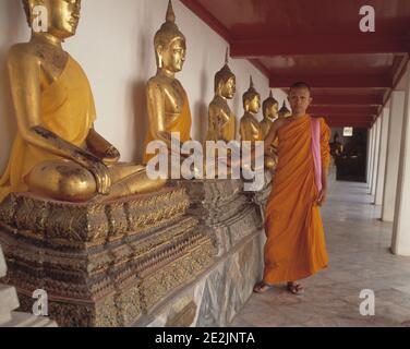 Thailandia. Bangkok. Monaco buddista al Tempio del Buddha d'oro. Foto Stock