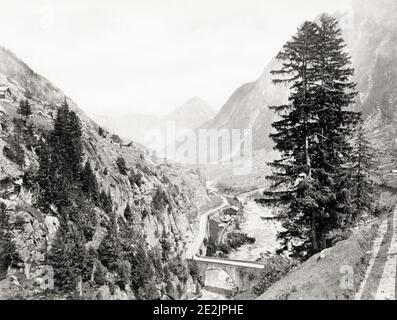 Fotografia d'annata del XIX secolo: Il percorso del Gottardo è il passaggio più importante tra la Svizzera Centrale e la maggior parte della parte settentrionale del paese e la regione meridionale del Ticino. intorno al 1880. Foto Stock