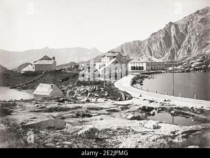 Fotografia d'annata del XIX secolo: Passo del Gottardo, l'antico Hospice, immagine del 1880 circa. Foto Stock