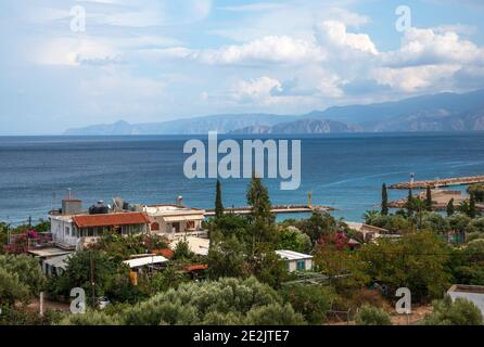 Spiaggia di Mirabello, Creta, Grecia - 21 Ottobre, 2020. Vista sulla costa di mirabello e sulla marina di Mirabello. Foto Stock