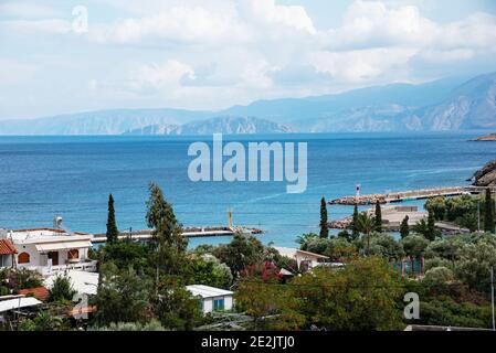 Spiaggia di Mirabello, Creta, Grecia - 21 Ottobre, 2020. Vista sulla costa di mirabello e sulla marina di Mirabello. Foto Stock