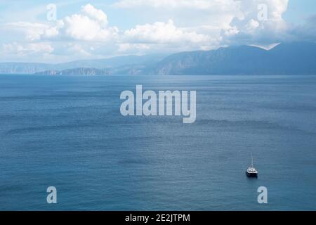 Splendida vista sul mare di Creta, sulla costa di Agios Nikolaos con catamarano bianco Foto Stock