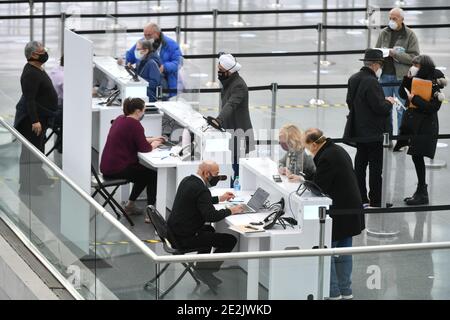 La gente è in fila per ricevere una dose della vaccinazione Covid-19 al Jacob Javits Convention Center di New York il 13 gennaio 2021. Foto Stock