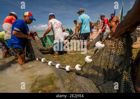 Pescatori che lavorano su una spiaggia a Maceió, Brasile Foto Stock