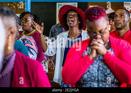 Adoratori cantano al servizio Battista nel Lime, Grenada Foto Stock