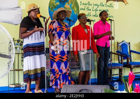 Adoratori cantano al servizio Battista nel Lime, Grenada Foto Stock