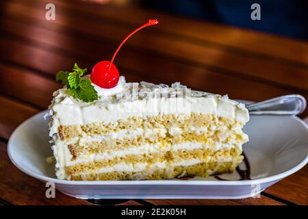 Torta di crema con ciliegia di maraschino a Calliste, Grenada Foto Stock