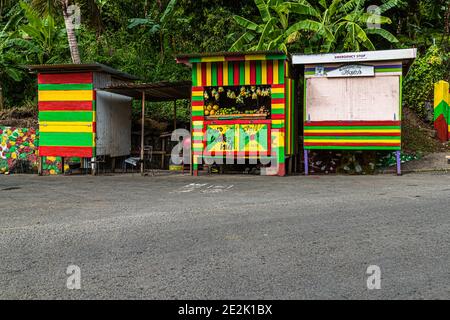 Chiosco che vende Noci D'Acqua a Moya, Grenada Foto Stock