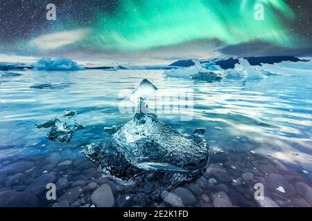 Aurora borealis luce settentrionale e iceberg nella laguna glaciale di Jokulsarlon. Parco Nazionale di Vatnajokull, Islanda sudorientale, Europa. Fotografia di paesaggio Foto Stock