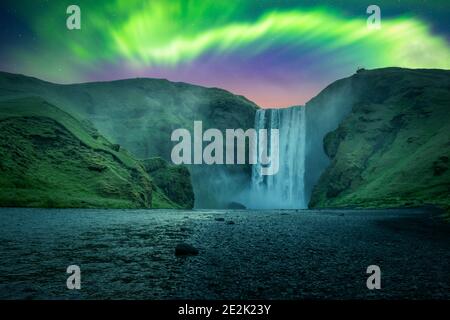 Green aurora luce dietro il famoso Skogafoss cascata sul fiume Skoga. L'Islanda, l'Europa. La cortesia della NASA. Photo Collage Foto Stock