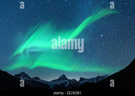 Aurora Boreale. Luci del nord in inverno le montagne. Cielo polare con luci e stelle Foto Stock