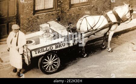 Un tipico mare 'Stop Me and Buy One' gelateria venditore di cavalli e cart, circa 1950. Trillo Brothers ha girato le strade di Whitby, Yorkshire e anche venduto ai vacanzieri lungo la lunghezza delle sabbie su Whitby Beach.The business esiste ancora nel 2021 Foto Stock