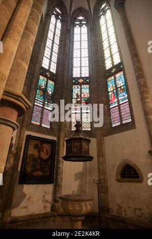 Fonte battesimale della Chiesa gotica medievale di nostra Signora (Liebfrauenkirche) nella città di Arnstadt in Turingia, Germania. Foto Stock