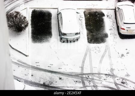 Auto coperte di neve nel parcheggio, inverno, gommisti, vista dall'alto Foto Stock