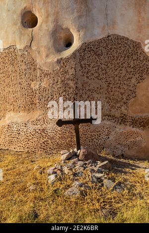 Le croci commemorano i morti nel cimitero, con la Cappella mortuaria, al Tumacacacori National Historical Park, Arizona, USA Foto Stock