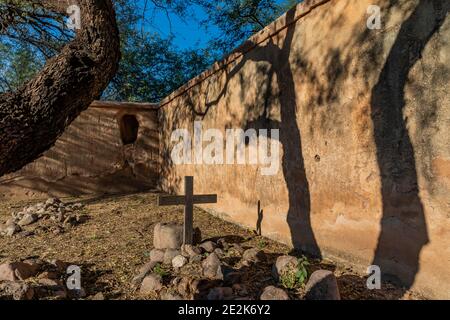 Le croci commemorano i morti nel cimitero, con la Cappella mortuaria, al Tumacacacori National Historical Park, Arizona, USA Foto Stock