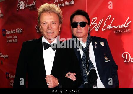 14 gennaio 2021: SIEGFRIED FISCHBACHER, un illusionista noto per aver lavorato con gatti esotici come metà di Siegfried & Roy, è morto per cancro al pancreas, secondo il suo pubblicista Dave Kirvin. Aveva 81 anni. FILE PICTURE SHOT ON: 18 febbraio 2012, Las Vegas, Nevada, USA: SIEGFRIED FISCHBACHER (L) e ROY HORN arrivano al Keep Memory Alive Foundation's Power of Love Gala celebrando il 70° compleanno di Muhammad Ali alla MGM Grand Garden Arena di sabato. (Immagine di credito: © David Becker/ZUMA Wire) Foto Stock