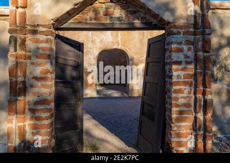 Porta d'ingresso al cimitero e alla cappella mortuaria al Tumacacori National Historical Park, Arizona, USA Foto Stock