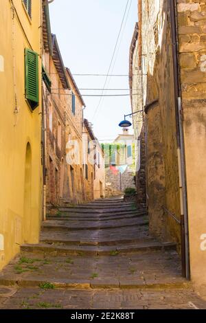 Una tranquilla strada residenziale nello storico borgo medievale di Montalcino in provincia di Siena, Toscana, Italia Foto Stock