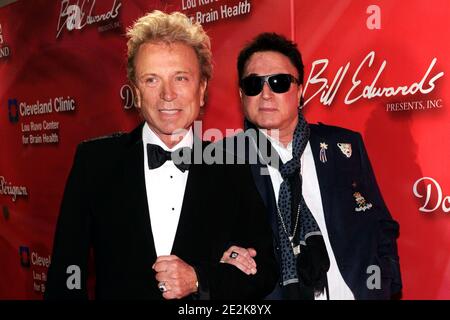 14 gennaio 2021: SIEGFRIED FISCHBACHER, un illusionista noto per aver lavorato con gatti esotici come metà di Siegfried & Roy, è morto per cancro al pancreas, secondo il suo pubblicista Dave Kirvin. Aveva 81 anni. FILE PICTURE SHOT ON: 18 febbraio 2012, Las Vegas, Nevada, USA: SIEGFRIED FISCHBACHER (L) e ROY HORN arrivano al Keep Memory Alive Foundation's Power of Love Gala celebrando il 70° compleanno di Muhammad Ali alla MGM Grand Garden Arena di sabato. (Immagine di credito: © David Becker/ZUMA Wire) Foto Stock