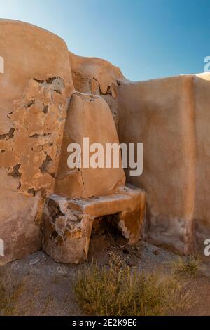 Adobe camino all'interno del convento rovina nel Tumacacori National Historical Park, Arizona, Stati Uniti Foto Stock