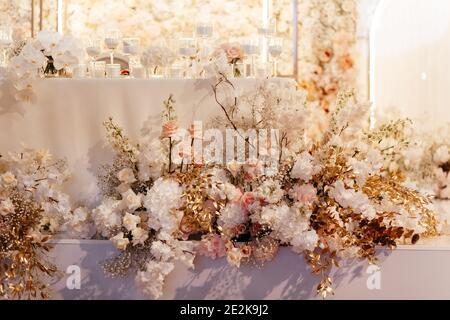 Grande candele bianche decorate con fiori sul tavolo di legno Foto stock -  Alamy