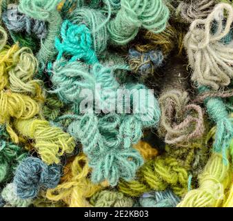 Filato colorato per maglieria, palle di lana per maglieria. Bel filo a maglia sfondo. Primo piano di filato da maglieria multicolore. Foto Stock