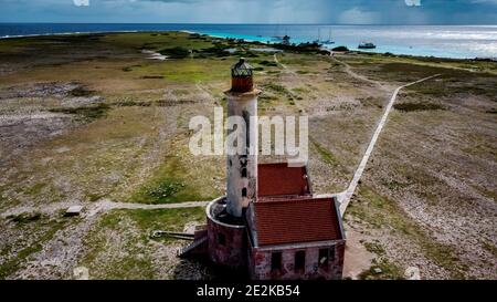 Vista aerea dall'alto di un vecchio faro abbandonato in poco Isola disabitata di Curacao Foto Stock