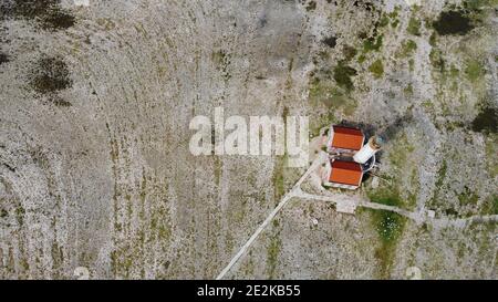 Vista aerea dall'alto di un vecchio faro abbandonato in poco Isola disabitata di Curacao Foto Stock