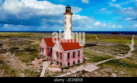 Vista aerea dall'alto di un vecchio faro abbandonato in poco Isola disabitata di Curacao Foto Stock