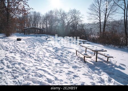 Tavoli da picnic coperti di neve e area nello stato di William o'Brien Parco Minnesota Foto Stock