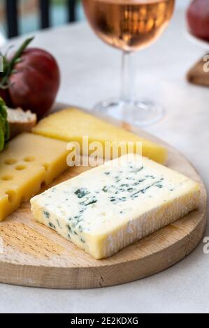 Collezione di formaggi, formaggio francese fol epi con molti buchi, etorki, tomo noire des pyrenees e ossau iraty formaggi primo piano Foto Stock