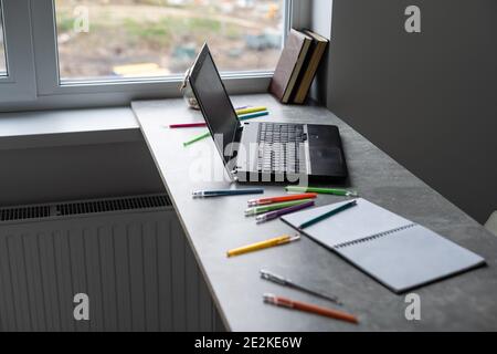 Sfondo del tavolo dello studente. Scrivania moderna con computer portatile e libri. Agenda aperta vuota con spazio per la copia del testo. Vista dall'alto, disposizione piatta. Foto Stock