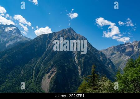Vista sulle verdi alte montagne alpine dalla stazione sportiva invernale ed estiva Les deux Alpes, Isere, Francia nel mese di agosto Foto Stock
