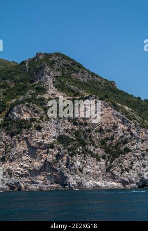 Vista della costa della Costiera Amalfitana come visto da una barca in acqua Foto Stock