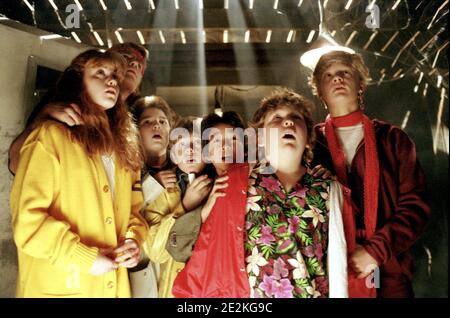 Kerri Green, Josh Brolin, Corey Feldman, Sean Astin, KE Huy Quan, Jeff Cohen, Martha Plimpton, 'The Goonies' (1985) Warner Bros. / riferimento file n. 34082-164THA Foto Stock