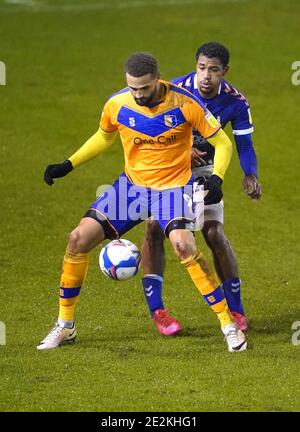 Raphael Diarra di Oldham Athletic (a destra) e Jordan Bowery di Mansfield Town combattono per la palla durante la partita Sky Bet League Two al Boundary Park di Oldham. Foto Stock