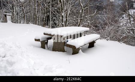 Vista su un parcheggio innevato in montagna Foto Stock