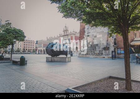 Testa di bronzo gigante nella piazza principale del mercato di Cracovia, Polonia Foto Stock