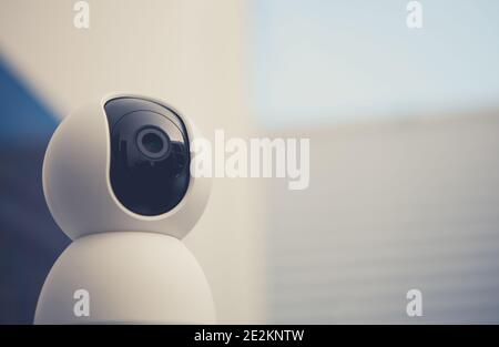 Telecamera di sorveglianza PTZ a 360 gradi per piccoli interni moderna con luce a infrarossi per visione notturna incorporata. Moderno CCTV residenziale Foto Stock