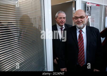 "Robert Hue candidat dans le Val d'Oise et le president socialiste de la region Ile-de-France et tete de liste de la liste ''candidats aux couleurs de la region'' Ile de France pour les elections regionales de 2010 Jean-Paul Huchon au siege de campagne a Paris, France le 5 Janvier 2010. Foto Jean-Luc Luyssen/ABACAPRESS.COM' Foto Stock