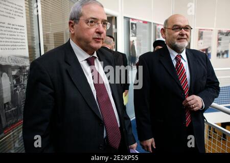 "Le president socialiste de la region Ile-de-France et tete de liste de la liste ''candidats aux couleurs de la region'' Ile de France pour les elections regionales de 2010 Jean-Paul Huchon et Robert Hue candidat dans le Val d'Oise au Siege de campagne a Paris, France le 5 Janvier 2010. Foto Jean-Luc Luyssen/ABACAPRESS.COM' Foto Stock