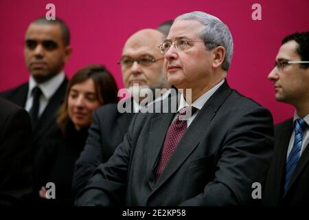 "Robert Hue candidat dans le Val d'Oise et le president socialiste de la region Ile-de-France et tete de liste de la liste ''candidats aux couleurs de la region'' Ile de France pour les elections regionales de 2010 Jean-Paul Huchon au siege de campagne a Paris, France le 5 Janvier 2010. Foto Jean-Luc Luyssen/ABACAPRESS.COM' Foto Stock