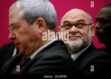 "Robert Hue candidat dans le Val d'Oise et le president socialiste de la region Ile-de-France et tete de liste de la liste ''candidats aux couleurs de la region'' Ile de France pour les elections regionales de 2010 Jean-Paul Huchon au siege de campagne a Paris, France le 5 Janvier 2010. Foto Jean-Luc Luyssen/ABACAPRESS.COM' Foto Stock