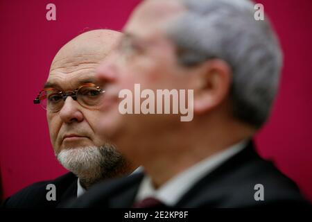 "Robert Hue candidat dans le Val d'Oise et le president socialiste de la region Ile-de-France et tete de liste de la liste ''candidats aux couleurs de la region'' Ile de France pour les elections regionales de 2010 Jean-Paul Huchon au siege de campagne a Paris, France le 5 Janvier 2010. Foto Jean-Luc Luyssen/ABACAPRESS.COM' Foto Stock