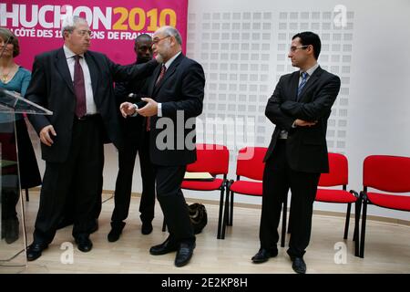 "Le president socialiste de la region Ile-de-France et tete de liste de la liste ''candidats aux couleurs de la region'' Ile de France pour les elections regionales de 2010 Jean-Paul Huchon et Robert Hue candidat dans le Val d'Oise au Siege de campagne a Paris, France le 5 Janvier 2010. Foto Jean-Luc Luyssen/ABACAPRESS.COM' Foto Stock