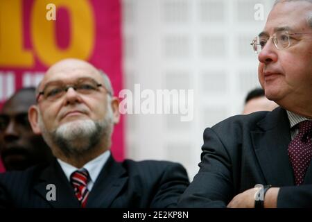 "Robert Hue candidat dans le Val d'Oise et le president socialiste de la region Ile-de-France et tete de liste de la liste ''candidats aux couleurs de la region'' Ile de France pour les elections regionales de 2010 Jean-Paul Huchon au siege de campagne a Paris, France le 5 Janvier 2010. Foto Jean-Luc Luyssen/ABACAPRESS.COM' Foto Stock