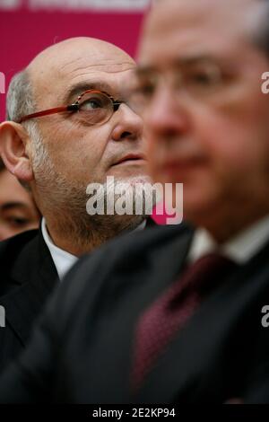 "Robert Hue candidat dans le Val d'Oise et le president socialiste de la region Ile-de-France et tete de liste de la liste ''candidats aux couleurs de la region'' Ile de France pour les elections regionales de 2010 Jean-Paul Huchon au siege de campagne a Paris, France le 5 Janvier 2010. Foto Jean-Luc Luyssen/ABACAPRESS.COM' Foto Stock