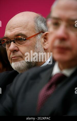 "Robert Hue candidat dans le Val d'Oise et le president socialiste de la region Ile-de-France et tete de liste de la liste ''candidats aux couleurs de la region'' Ile de France pour les elections regionales de 2010 Jean-Paul Huchon au siege de campagne a Paris, France le 5 Janvier 2010. Foto Jean-Luc Luyssen/ABACAPRESS.COM' Foto Stock